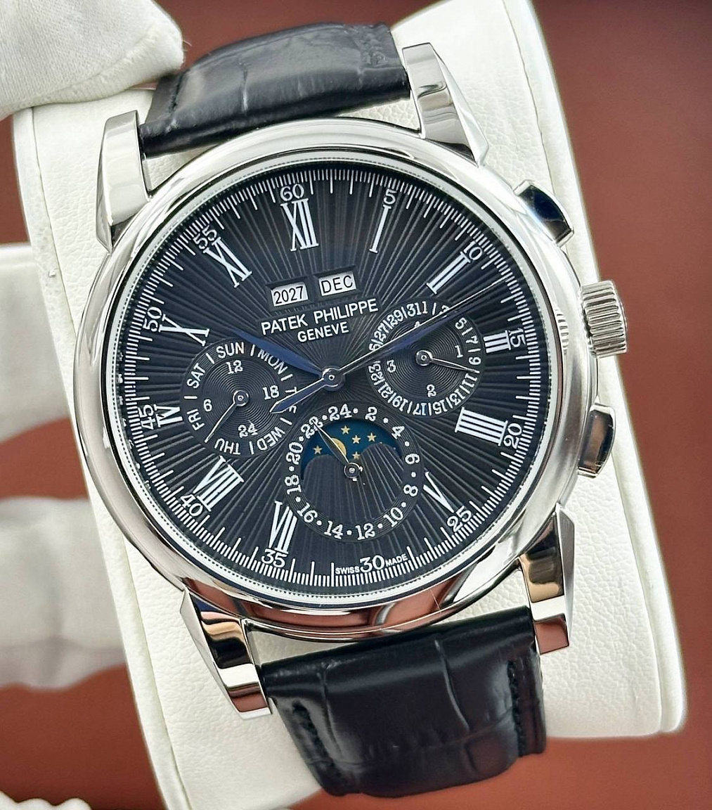Часы Patek Philippe Grand Complications: римские цифры на чёрном циферблате, ремешок с тиснением под крокодила