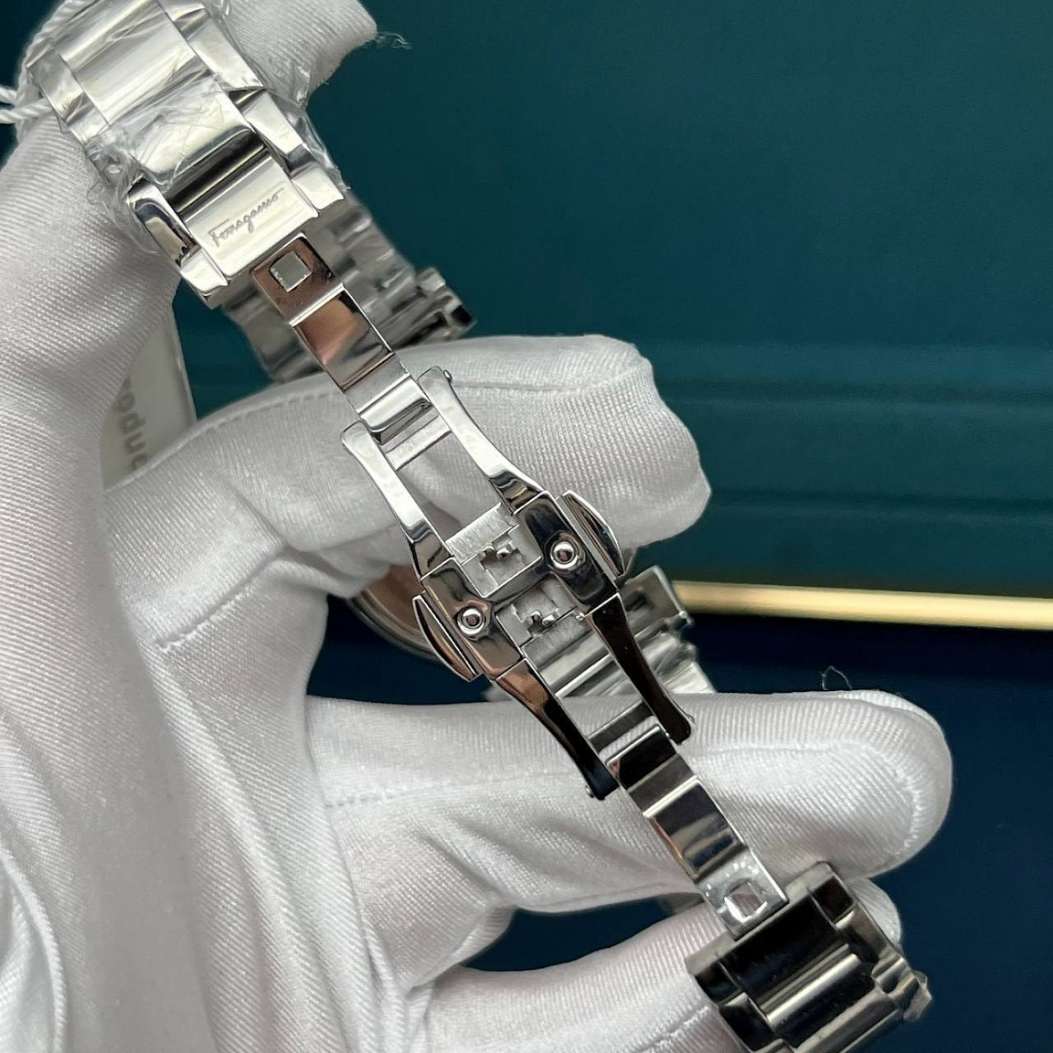 Salvatore Ferragamo Vega 37 мм: перламутровый циферблат, крупные арабские цифры и золотистые стрелки