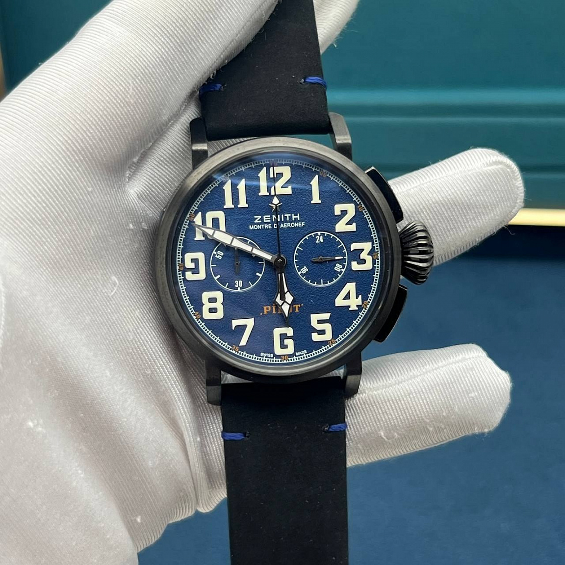 Часы ZENITH Pilot Type 20 Chronograph: синий циферблат с арабскими цифрами, корпус 45 мм и кожаный ремешок