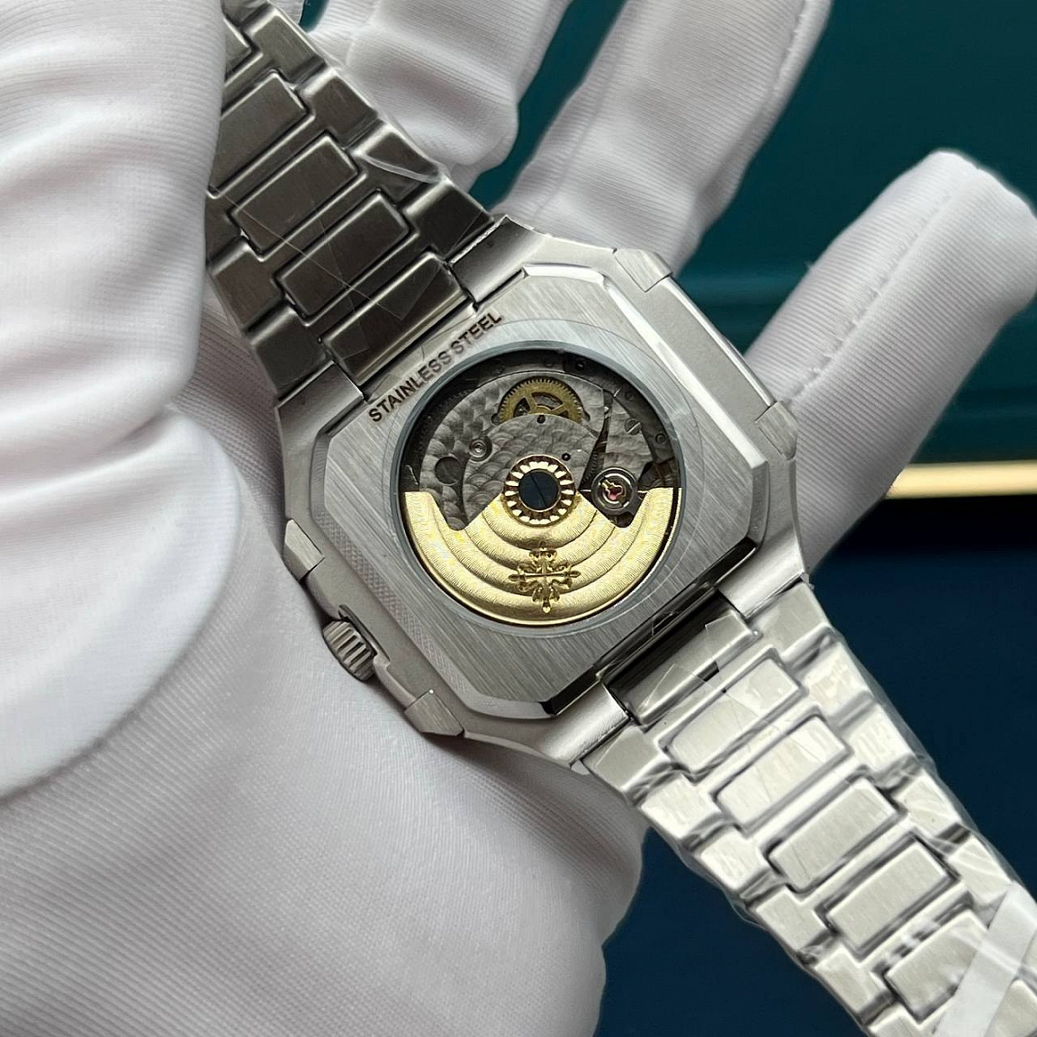 Чёрный рельефный циферблат Patek Philippe Cubitus 45 мм с серебристыми стрелками и датой у отметки «3»