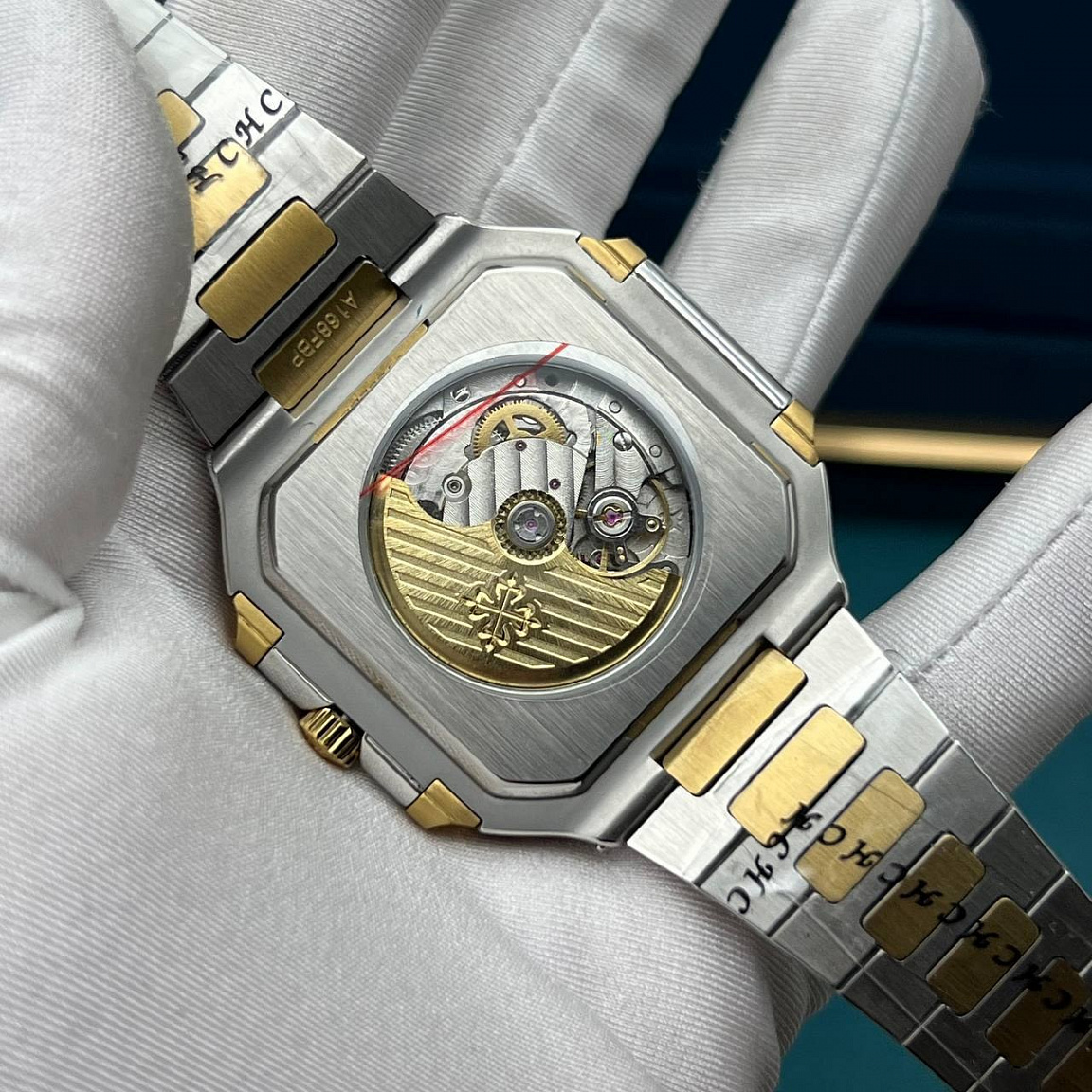 Мужские Patek Philippe Cubitus: квадратный корпус, чёрный циферблат с датой и серебристо-золотистый браслет
