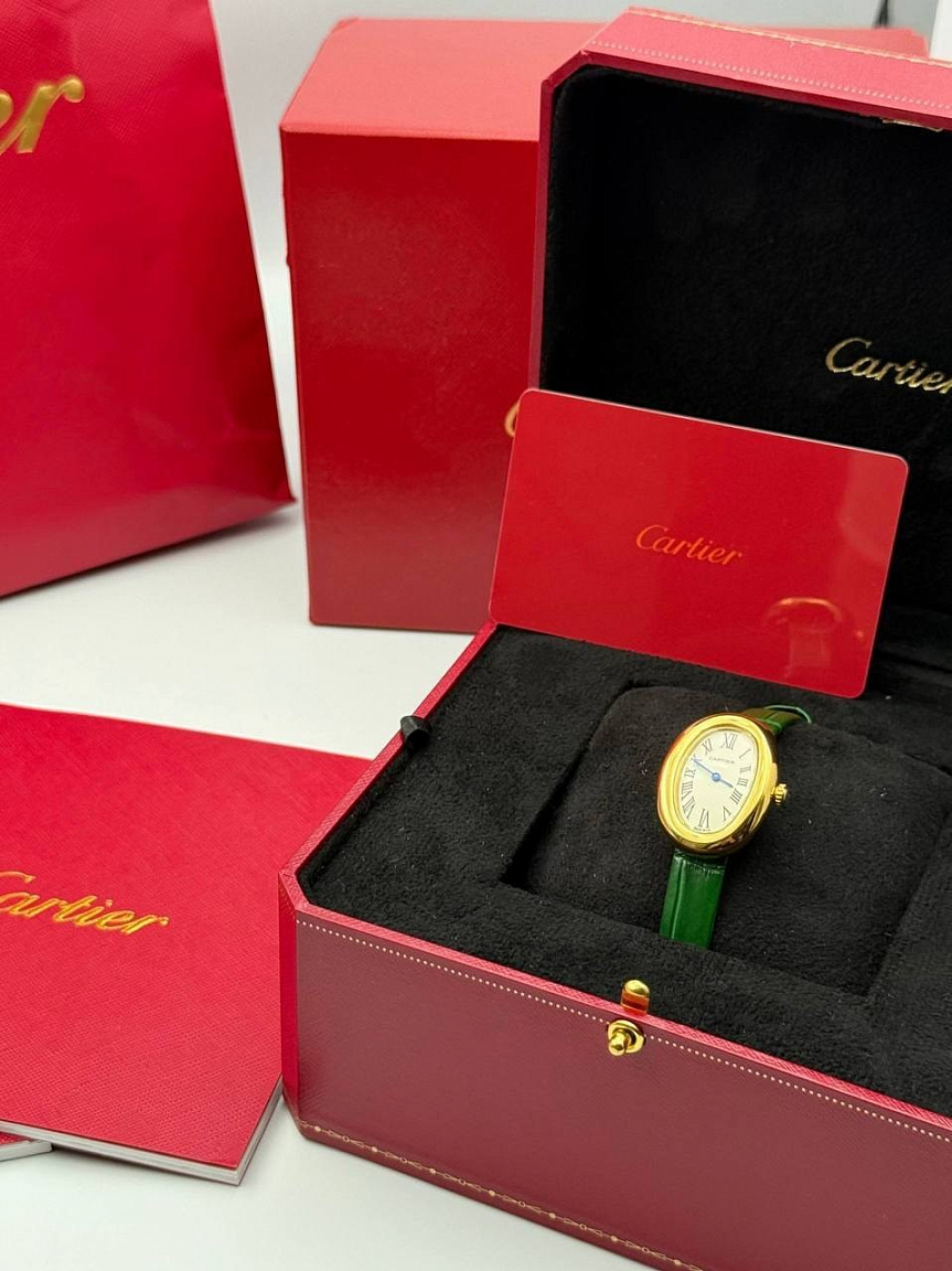 Cartier Baignoire с белым циферблатом, римскими цифрами, синими стрелками и зелёным ремешком из натуральной кожи