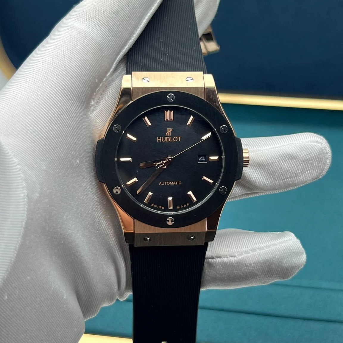 Hublot Classic Fusion 45 мм: золотистые стрелки и индексы, дата у отметки «3», чёрный безель с шестью винтами