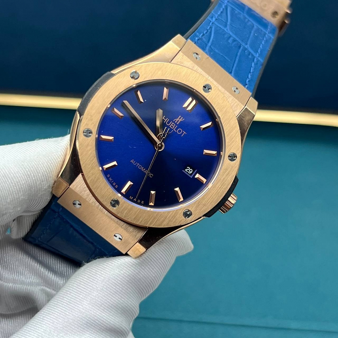 Hublot Classic Fusion: корпус и застёжка из высококачественной стали со стойким PVD покрытием, синий каучуковый ремешок