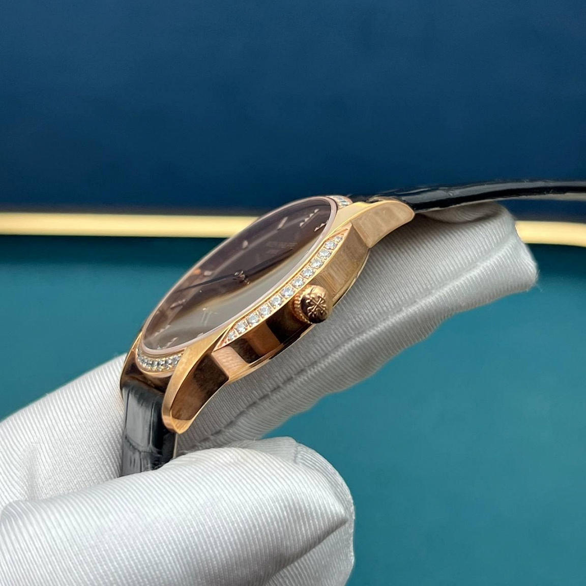 Patek Philippe Calatrava 39 мм: безель с кристаллами Swarovski и малая секундная шкала на коричневом циферблате