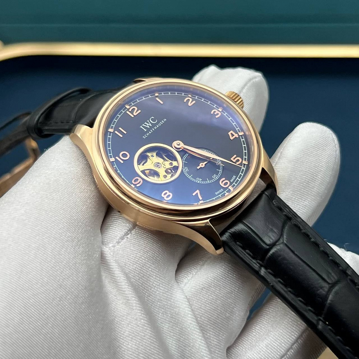 Часы IWC Schaffhausen Portugieser 43 мм: корпус оттенка розового золота, чёрный циферблат и кожаный ремешок