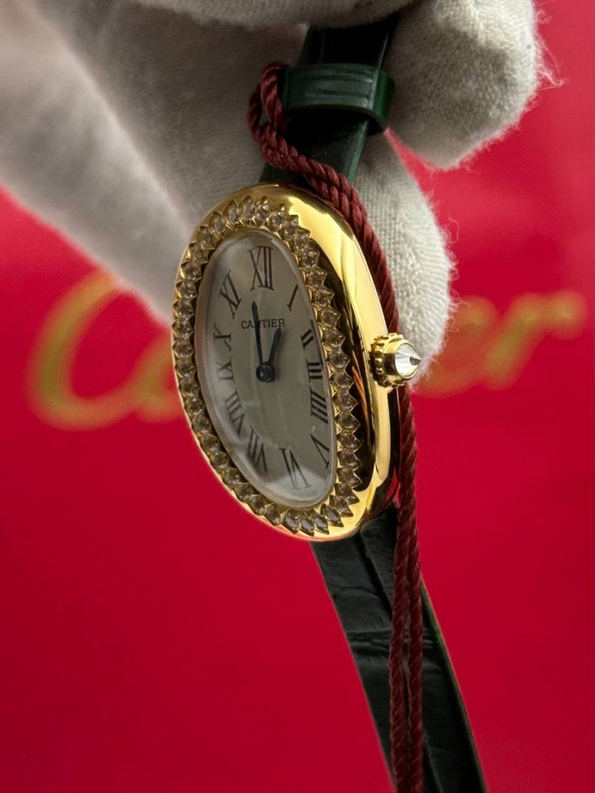 Женские часы Cartier Baignoire 23 мм с римскими цифрами на перламутровом циферблате и муассанитами на безеле
