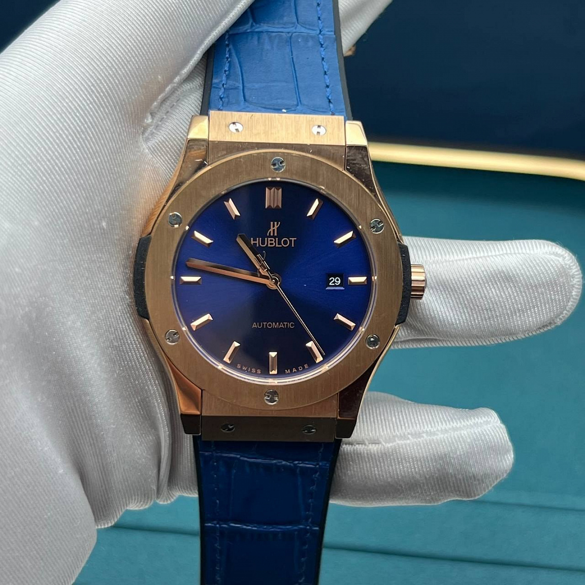 Hublot Classic Fusion: корпус и застёжка из высококачественной стали со стойким PVD покрытием, синий каучуковый ремешок