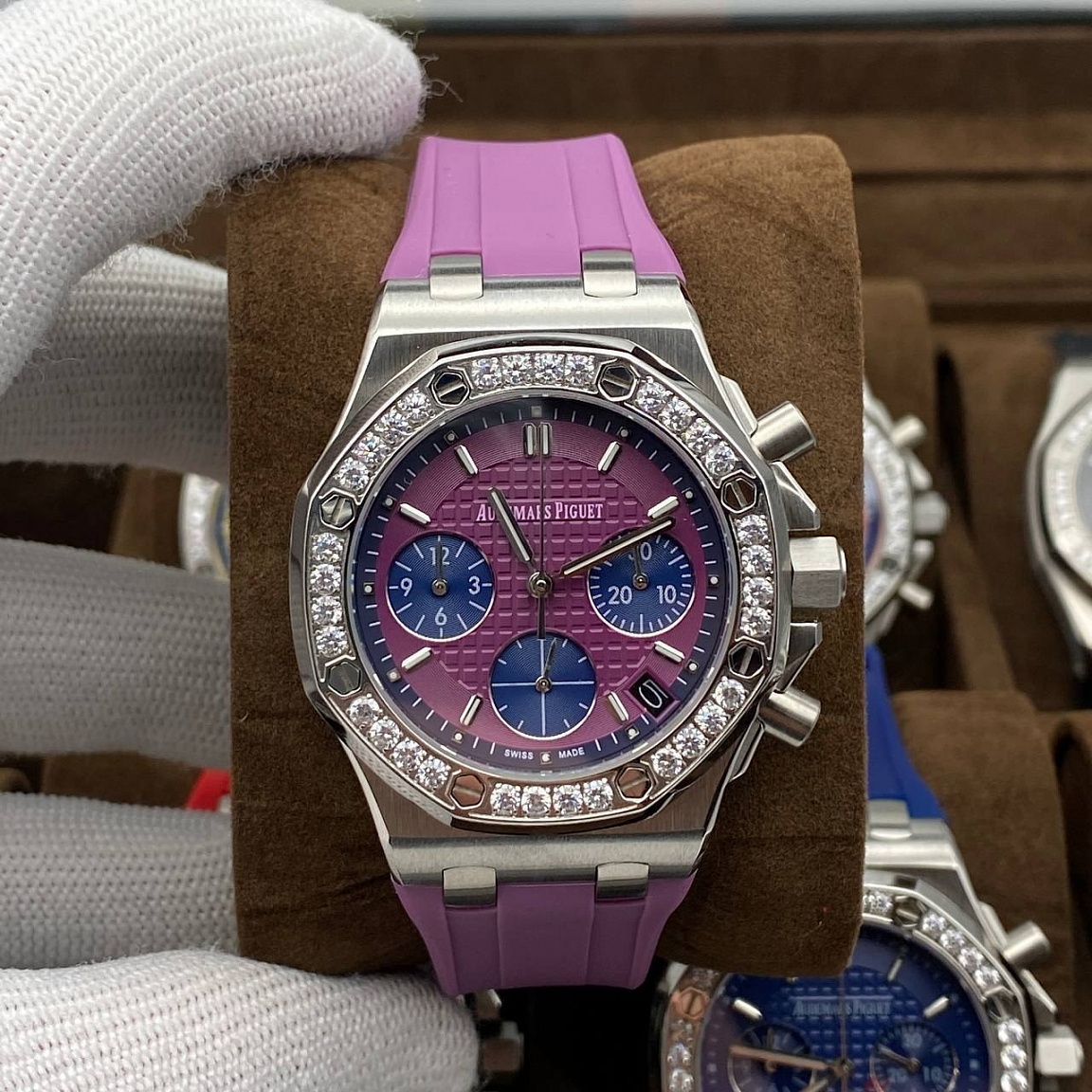 Женские Audemars Piguet Royal Oak Offshore: восьмигранный безель с кристаллами Swarovski и фиолетовый ремешок