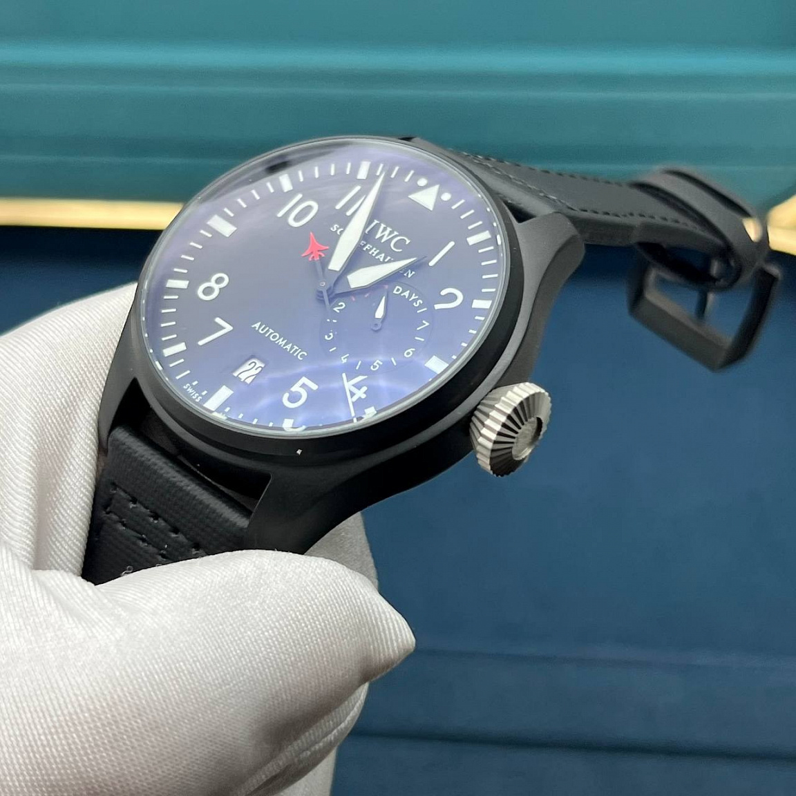 IWC Big Pilot Die Grosse 46 мм: механика с автоподзаводом, чёрный циферблат, корпус 316L с PVD, нейлоновый ремешок