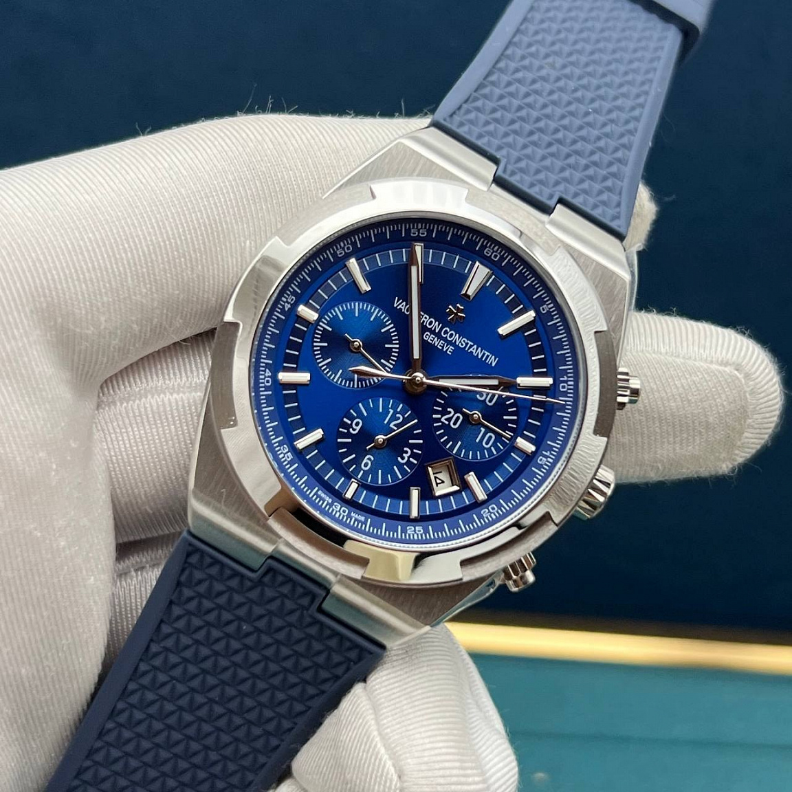 Синий циферблат Vacheron Constantin Overseas Chronograph с тремя счётчиками, датой и серебристыми стрелками