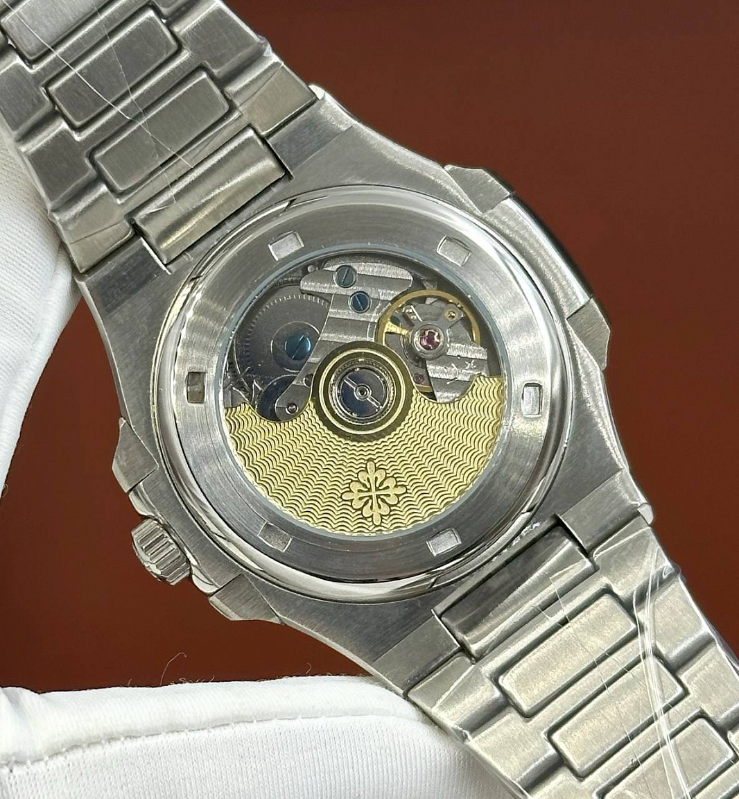 Популярные часы Patek Philippe - Nautilus Annual Calendar