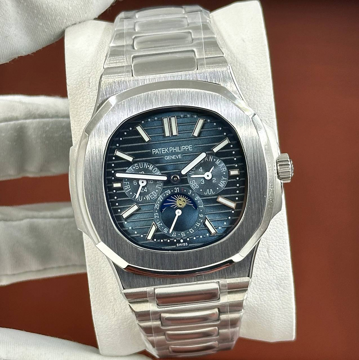 Популярные часы Patek Philippe - Nautilus Annual Calendar