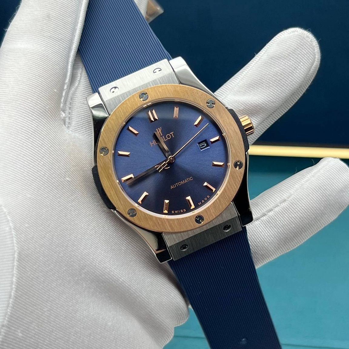 Синий циферблат Hublot Classic Fusion 45 мм: золотистые стрелки, дата у отметки «3 часа», каучуковый ремешок