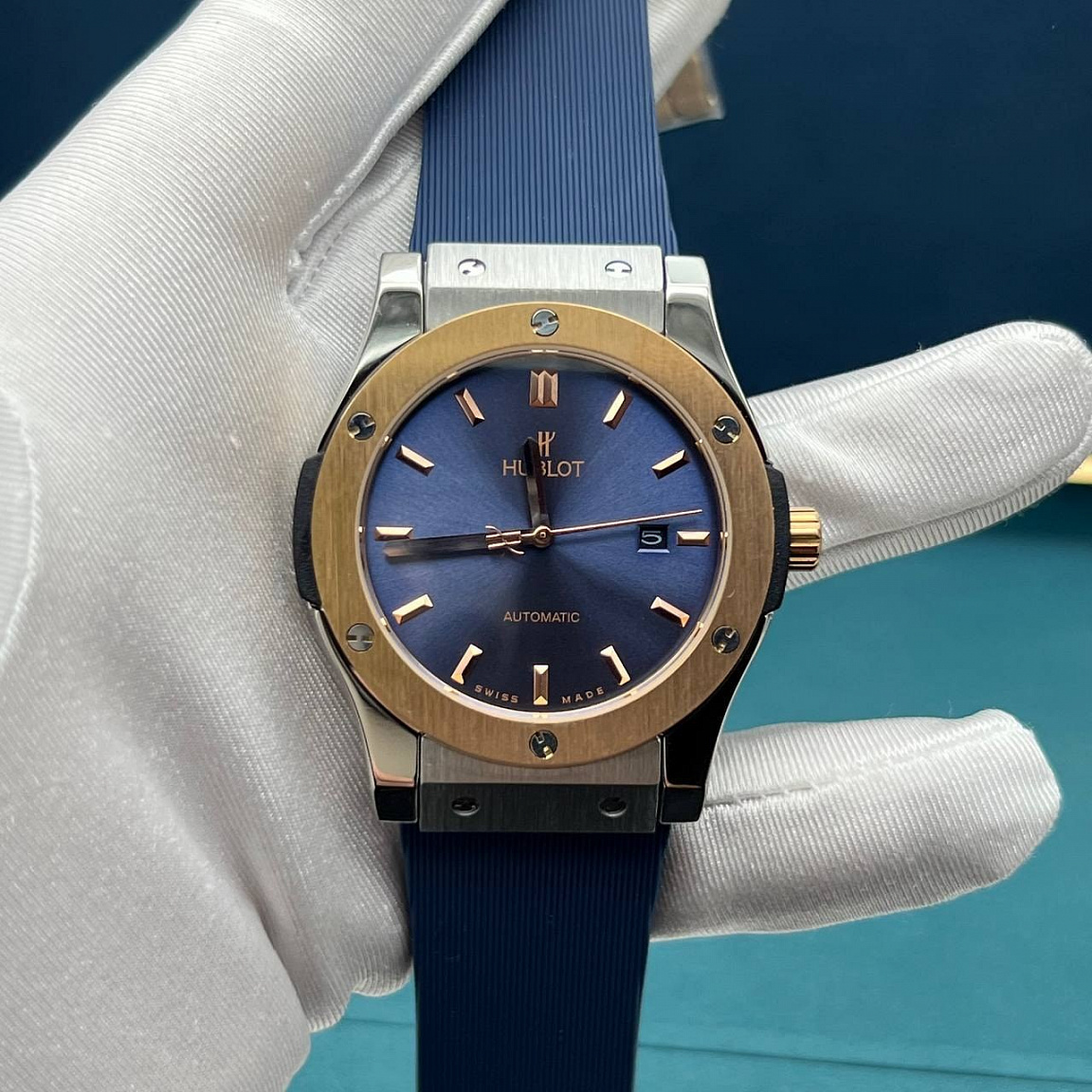 Синий циферблат Hublot Classic Fusion 45 мм: золотистые стрелки, дата у отметки «3 часа», каучуковый ремешок