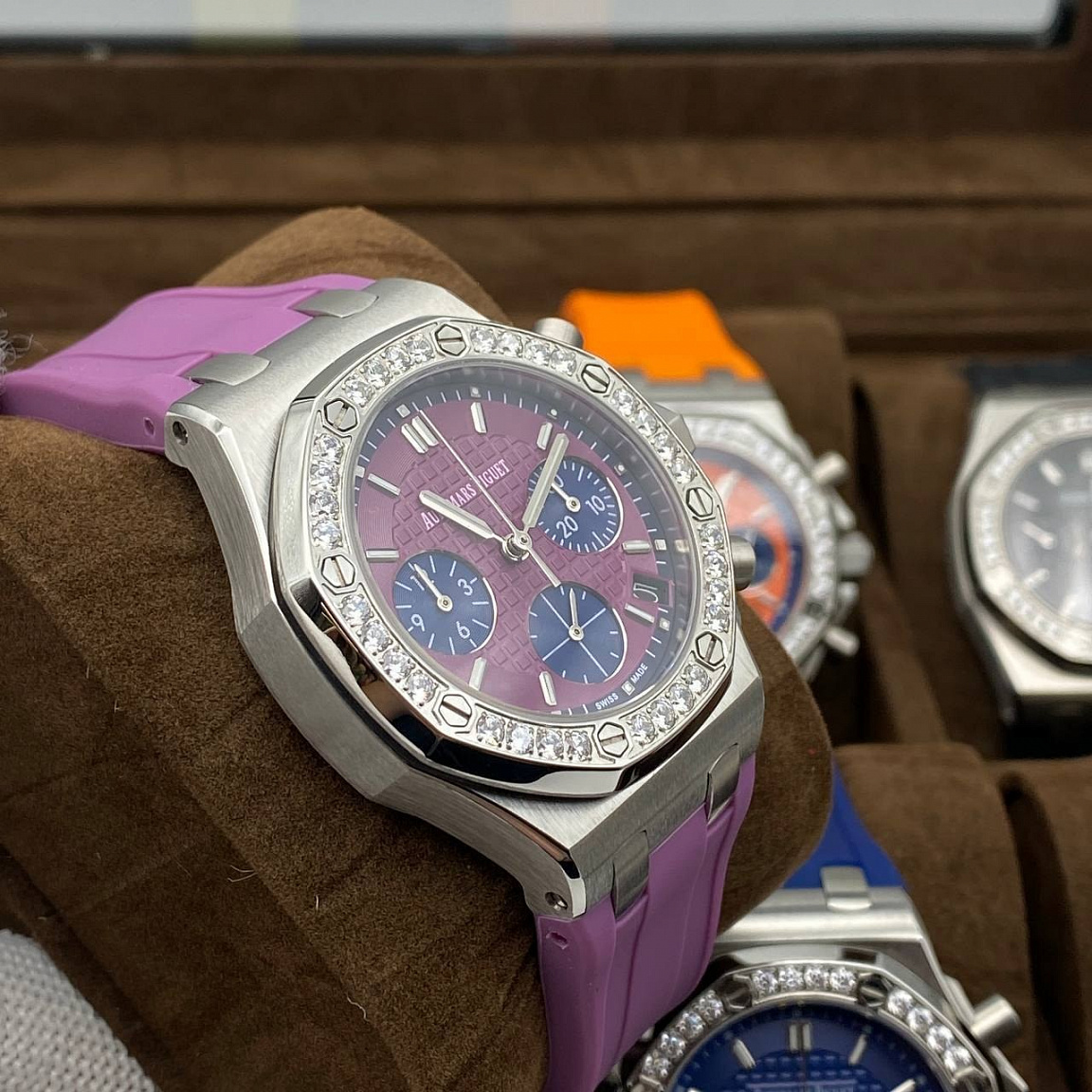 Женские Audemars Piguet Royal Oak Offshore: восьмигранный безель с кристаллами Swarovski и фиолетовый ремешок