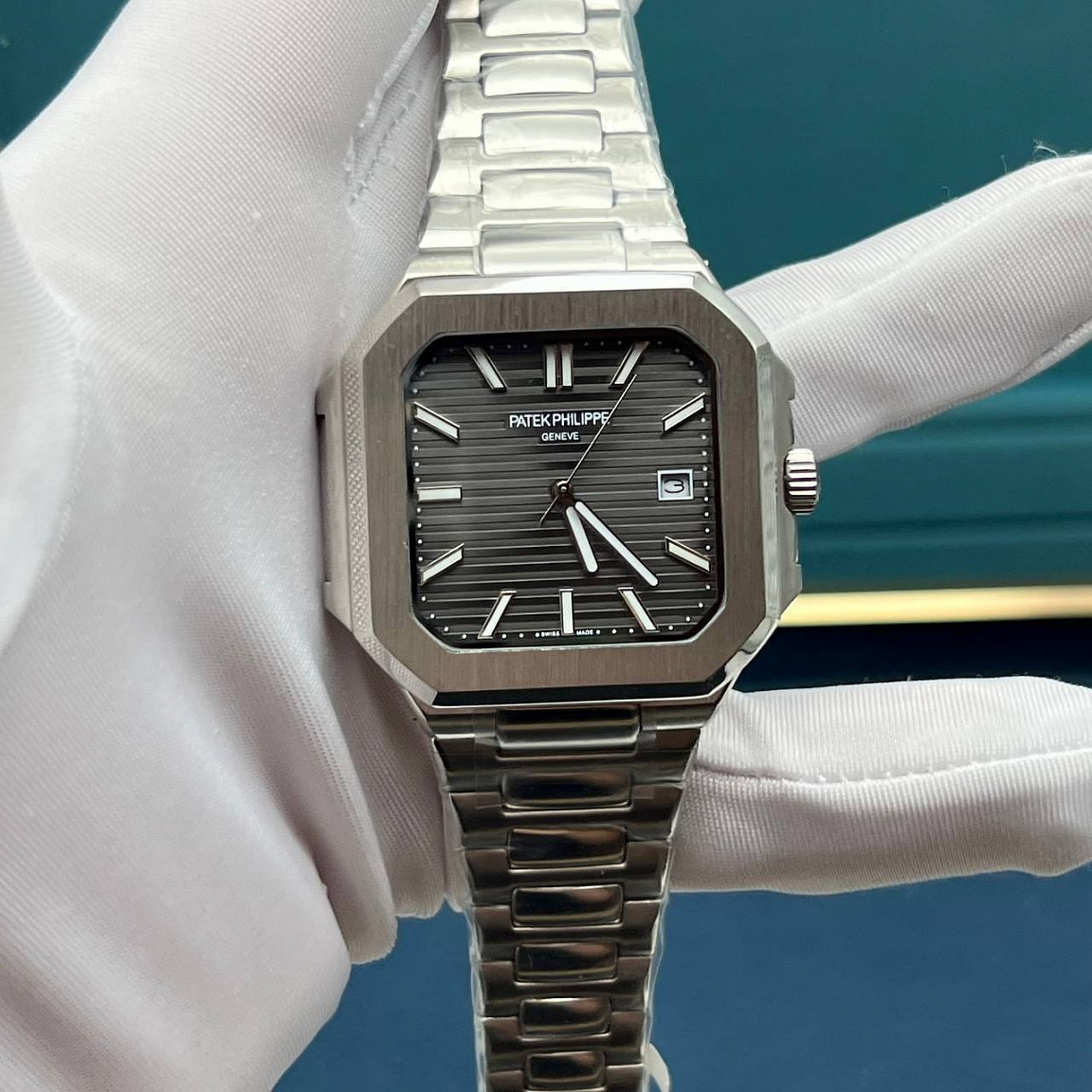 Чёрный рельефный циферблат Patek Philippe Cubitus 45 мм с серебристыми стрелками и датой у отметки «3»