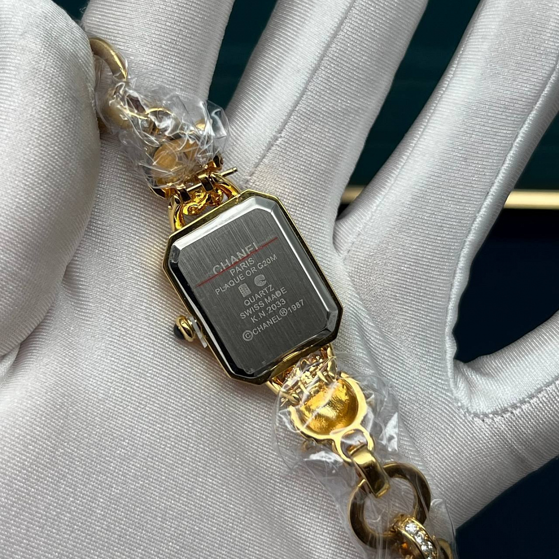 Женские Chanel Première со светлым перламутровым циферблатом, львиными головами и камнями Сваровски