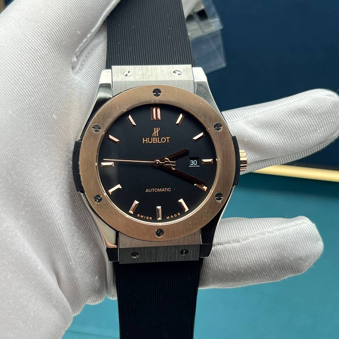 Hublot Classic Fusion 45 мм: золотистые метки на чёрном циферблате, окно даты справа и шесть винтов безеля
