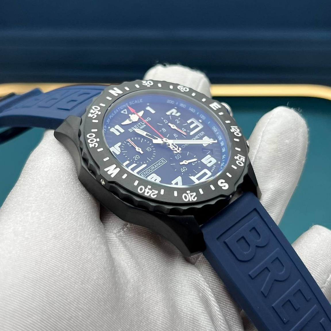 Чёрный циферблат Breitling Endurance Pro со светлыми цифрами и тремя счётчиками, синий каучуковый ремешок