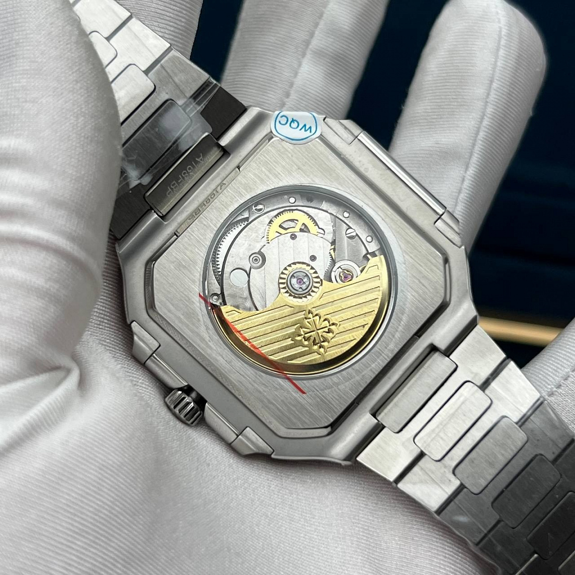 Часы Patek Philippe Cubitus 45 мм с чёрным циферблатом; корпус и браслет — нержавеющая часовая сталь 316L