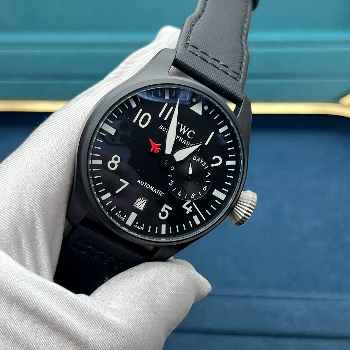 IWC Big Pilot Die Grosse 46 мм: механика с автоподзаводом, чёрный циферблат, корпус 316L с PVD, нейлоновый ремешок