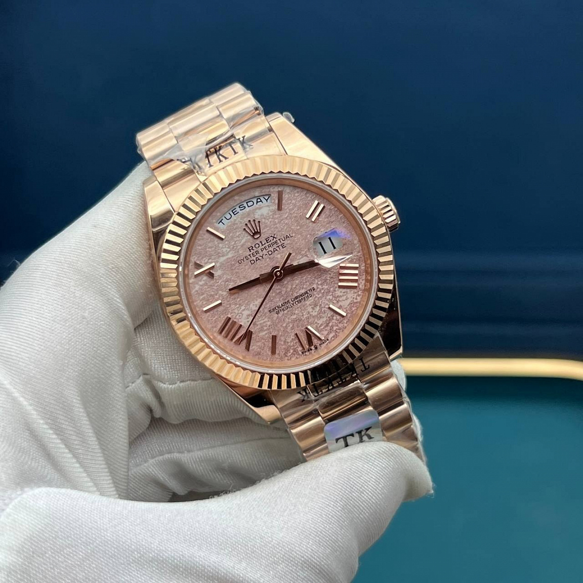 Rolex Oyster Perpetual Day-Date 41 мм с розовым циферблатом, кристальными метками и золотистым браслетом