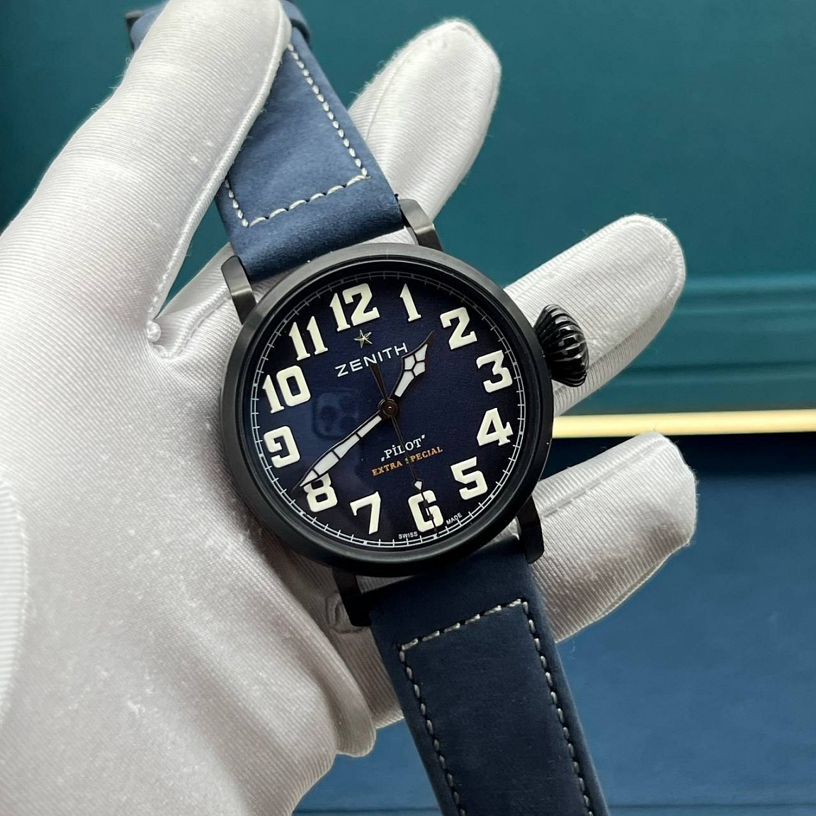 Часы ZENITH Pilot Type 20 Extra Special 45 мм: синий циферблат, полированная часовая сталь с PVD и кожаный ремешок