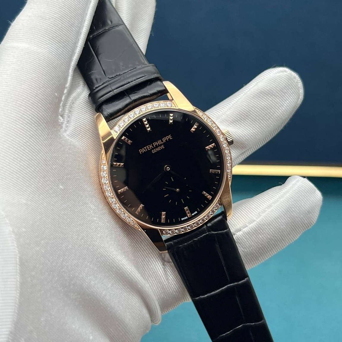 Patek Philippe Calatrava: золотистые индексы на чёрном циферблате и малый секундный циферблат у отметки «6»