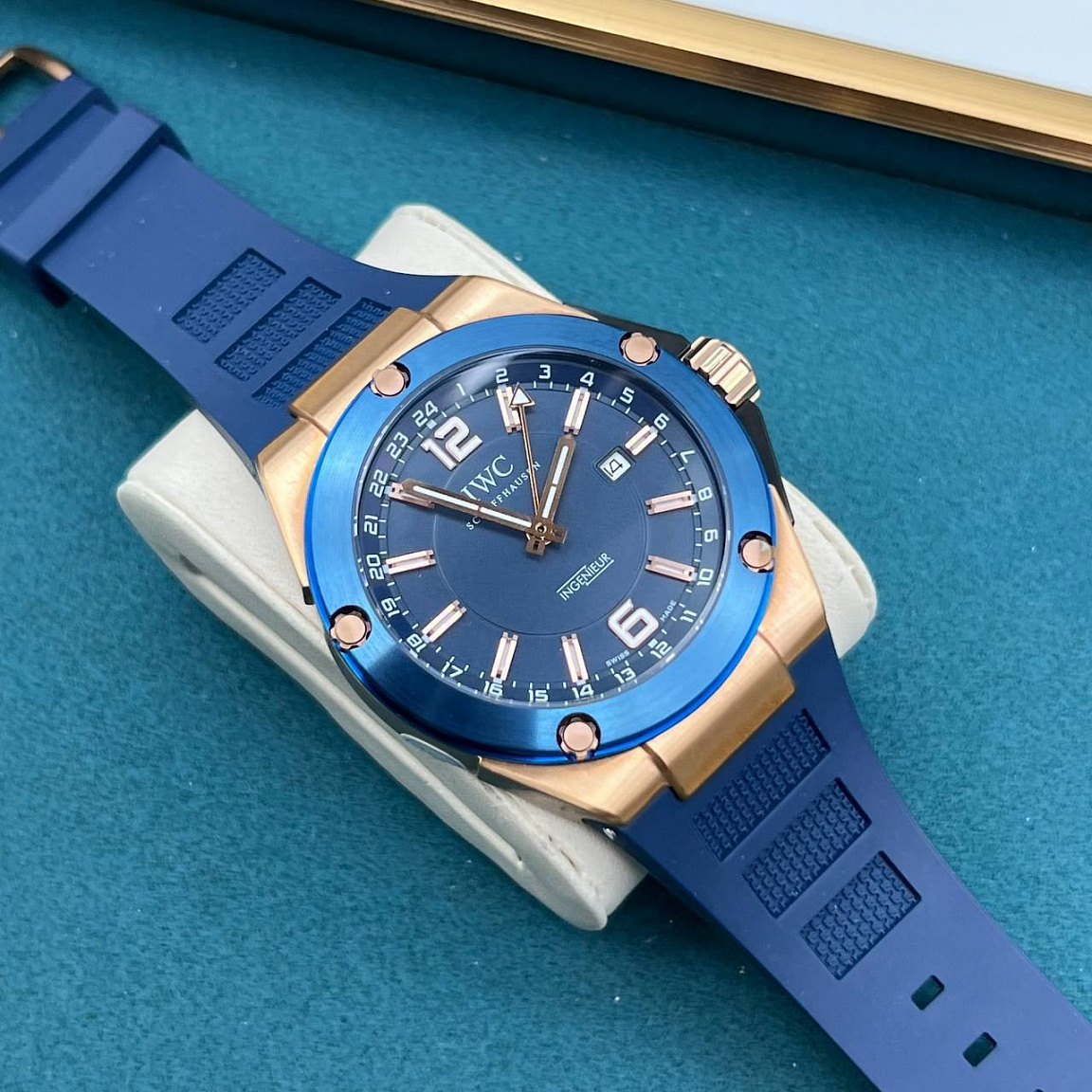 Часы IWC Schaffhausen Ingenieur: синий безель, цифры 12 и 6, дата у отметки 3 часа и каучуковый ремешок