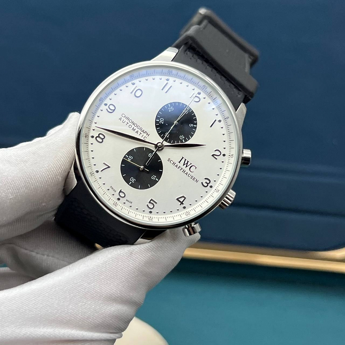 IWC Portugieser: корпус из нержавеющей гипоаллергенной часовой стали 316L и чёрный каучуковый ремешок