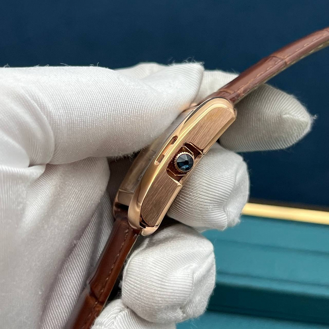 Кварцевые Cartier Tank Française 30 мм: серебристый циферблат, сталь 316L и коричневый кожаный ремешок