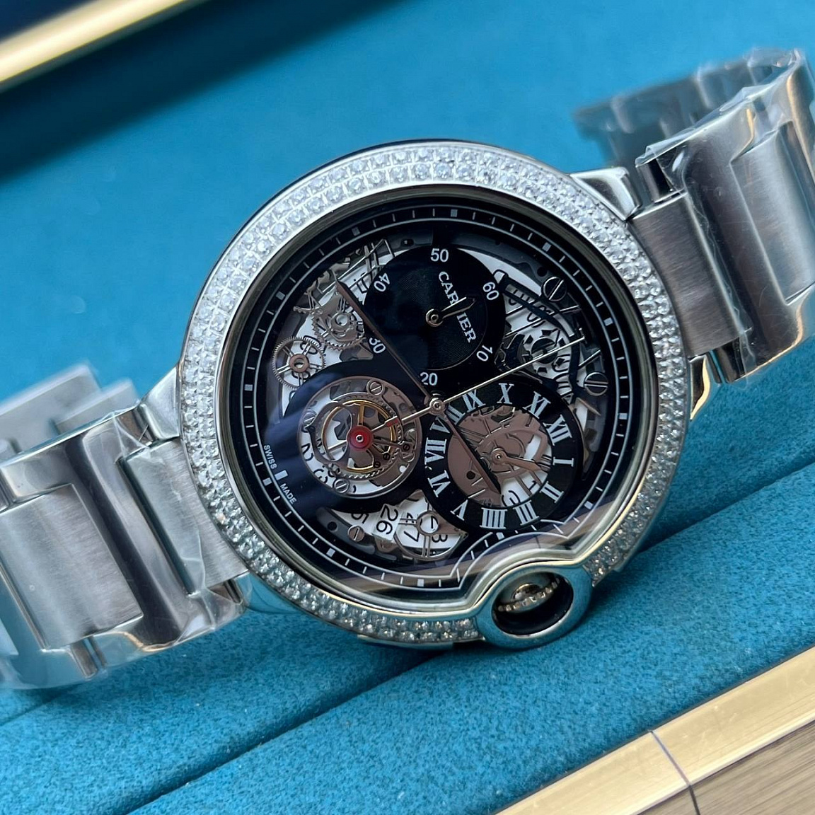 Часы Cartier Rotonde de Cartier 43 мм с чёрным циферблатом, римскими цифрами и браслетом из крупных звеньев
