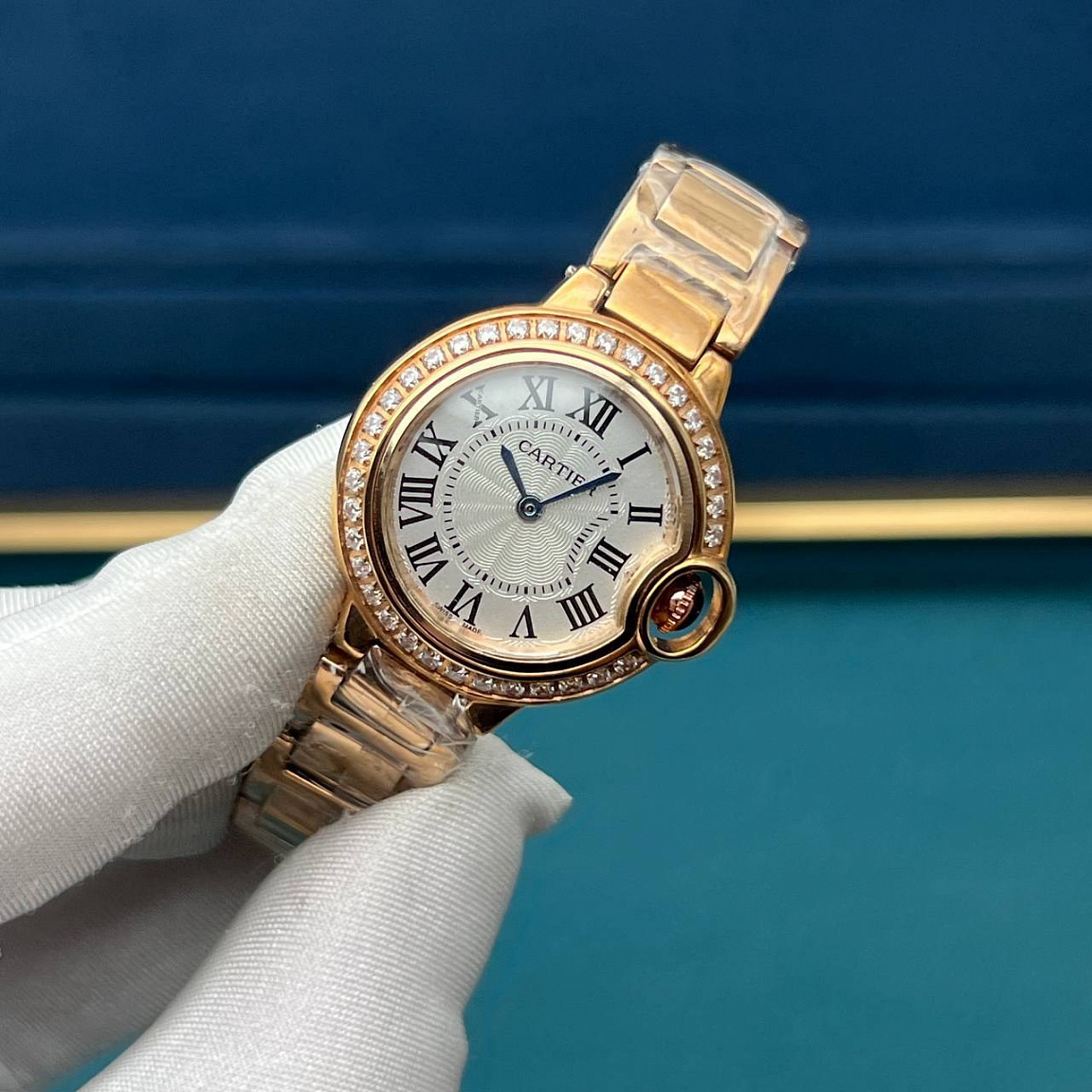 Cartier Ballon Bleu 28 мм с сапфировым стеклом, серебристым циферблатом и браслетом из стали 316L