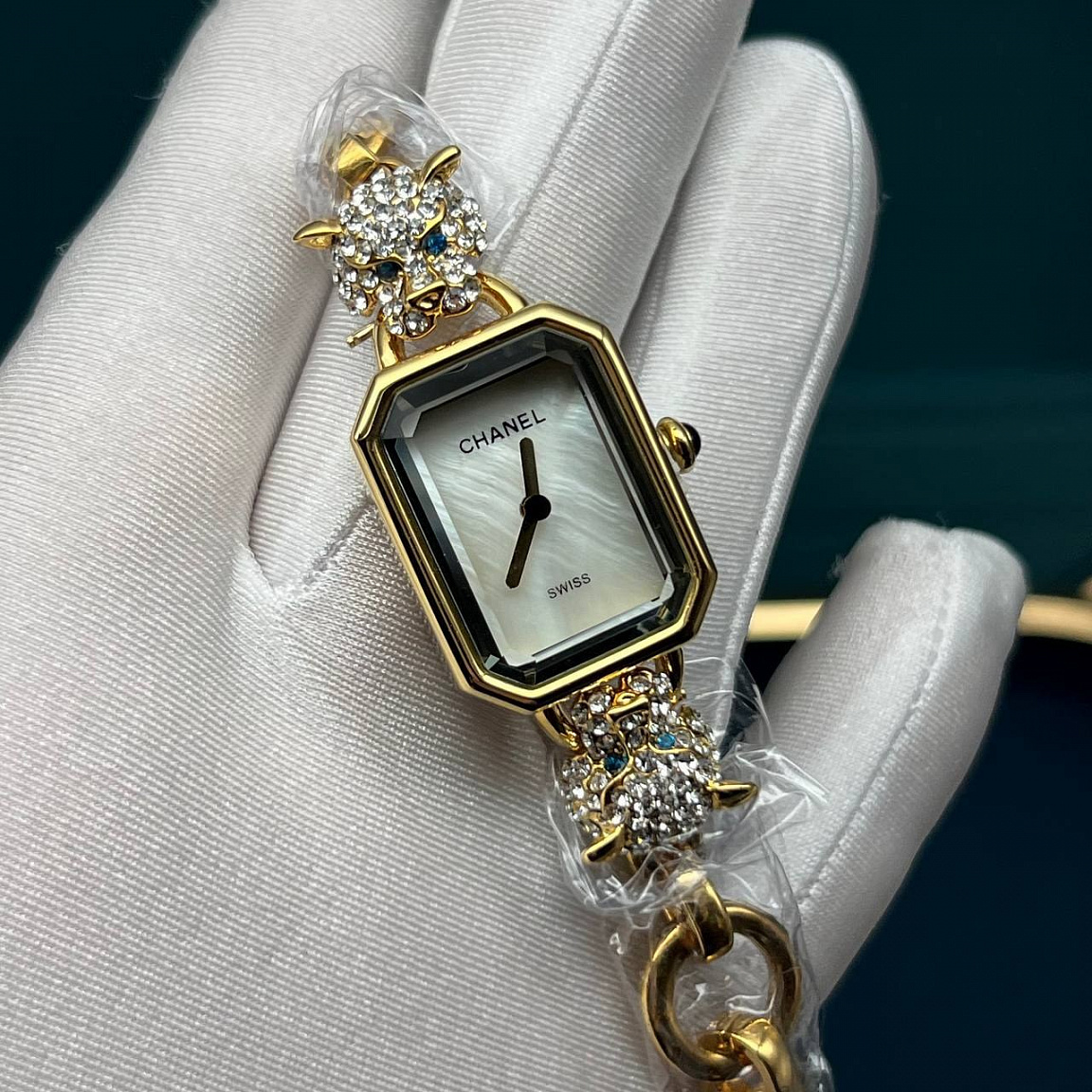 Женские Chanel Première со светлым перламутровым циферблатом, львиными головами и камнями Сваровски