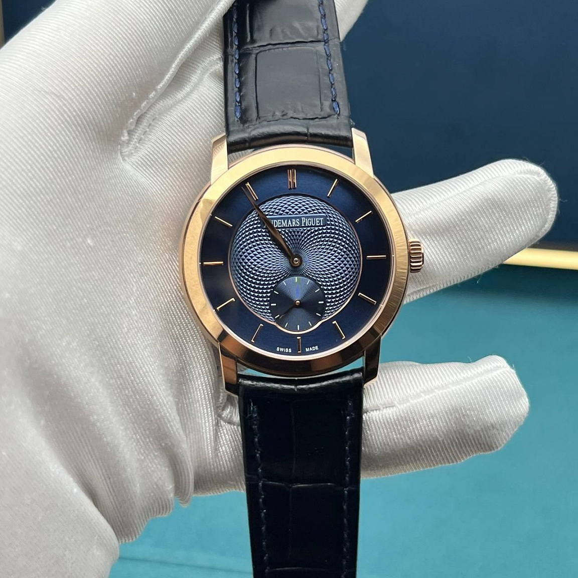 Часы Audemars Piguet Jules Audemars: узорчатый синий циферблат, золотистые стрелки и малая секунда у отметки 6
