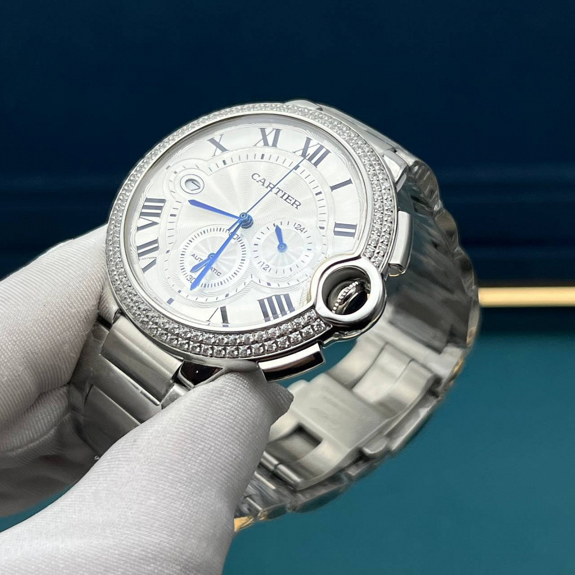 Cartier Ballon Blue 46 мм: корпус и браслет — часовая полированная нержавеющая сталь 316L, серебристый циферблат