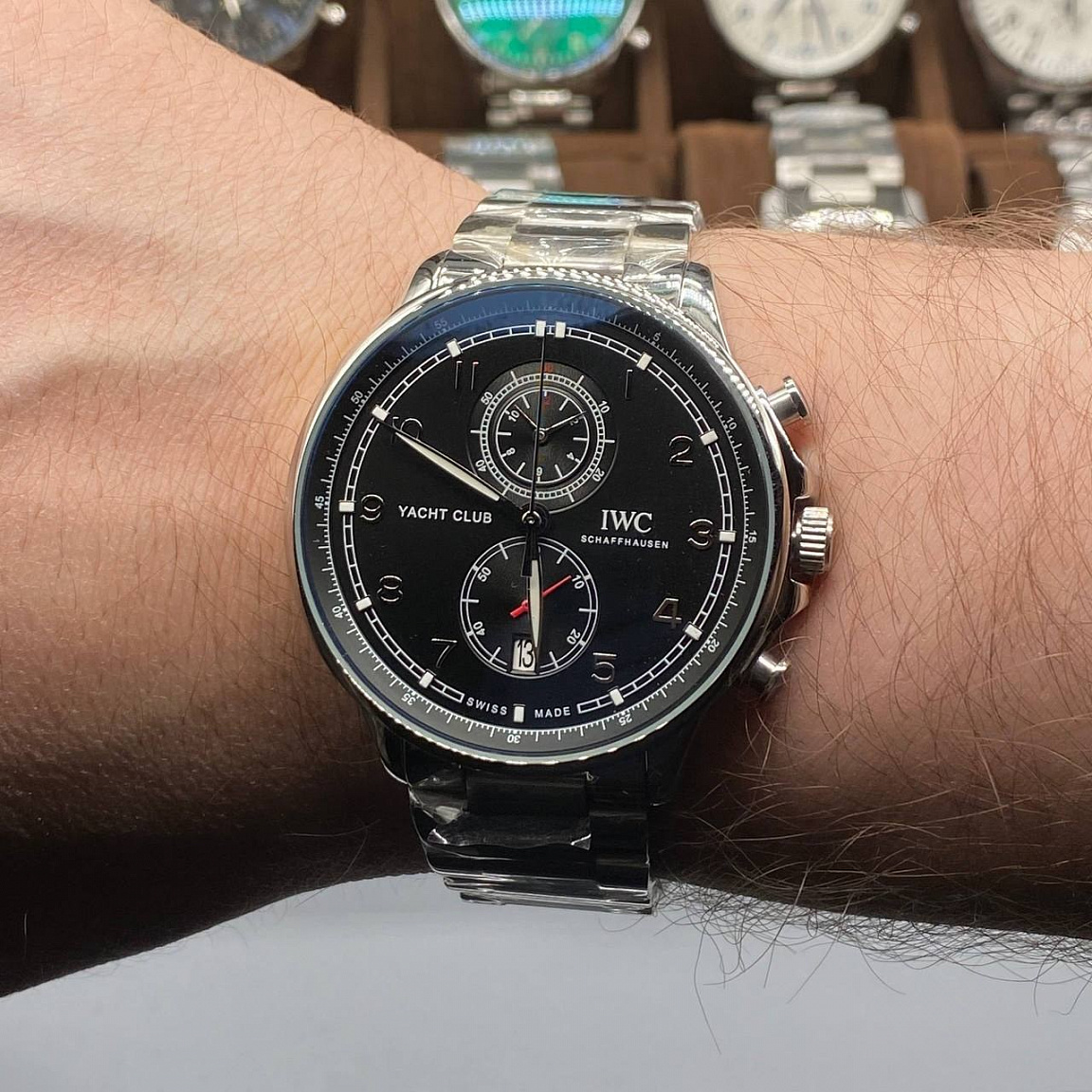 IWC Yacht Club 45 мм со стальным браслетом, чёрным циферблатом, арабскими цифрами и двумя малыми циферблатами