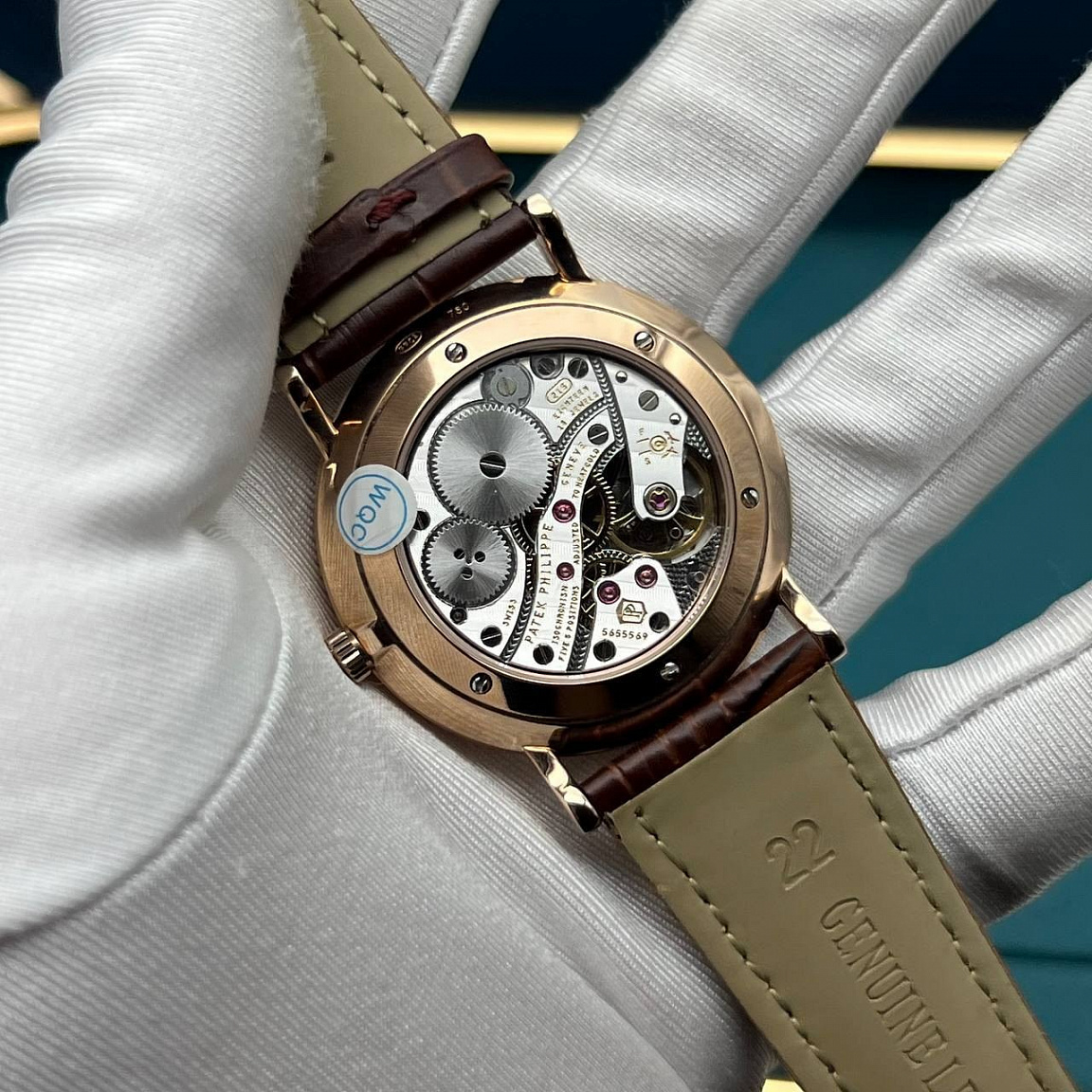 Patek Philippe Calatrava: римские цифры на чёрном циферблате, малая секундная шкала у «6», кожаный ремешок