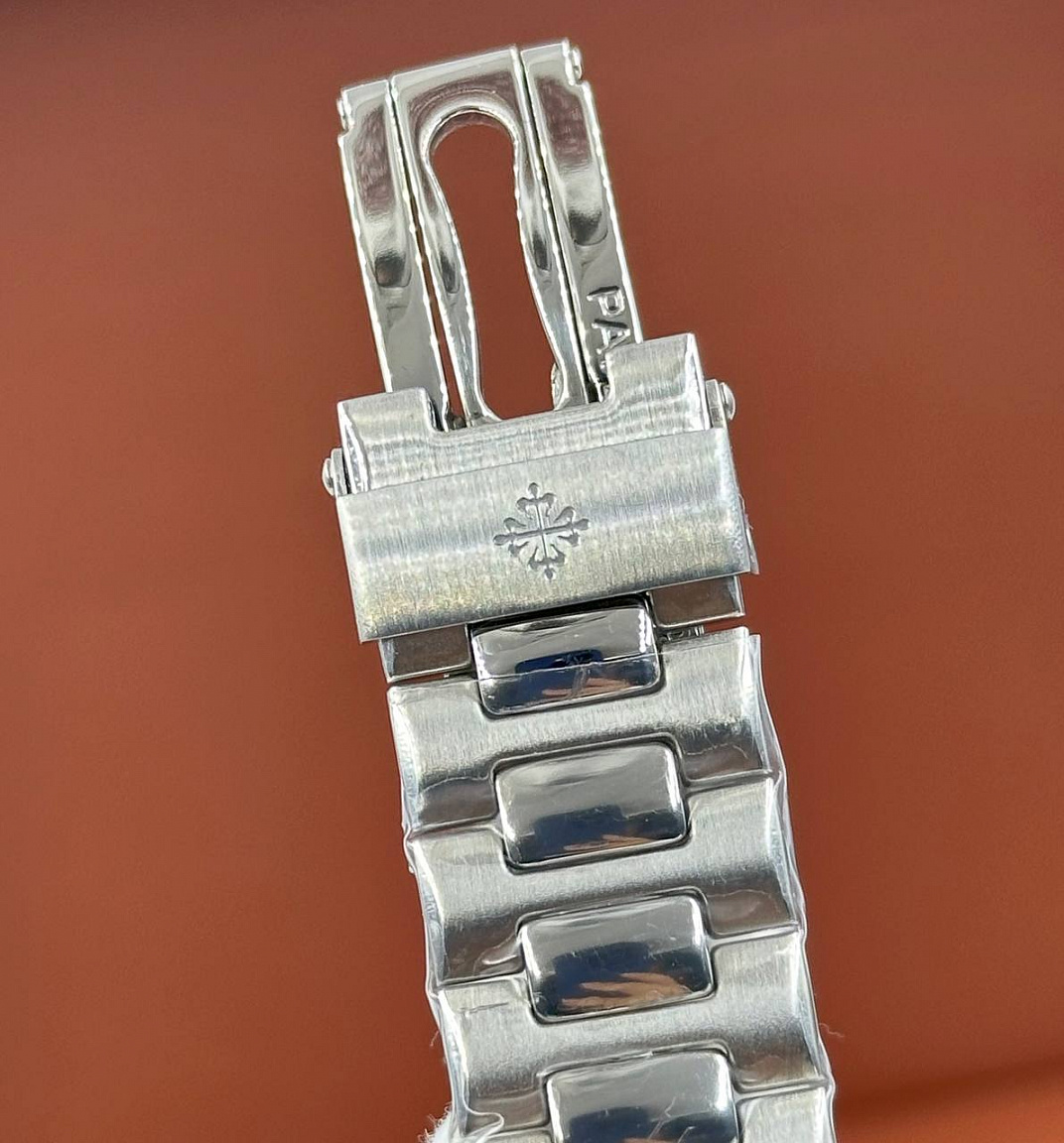 Популярные часы Patek Philippe - Nautilus Annual Calendar