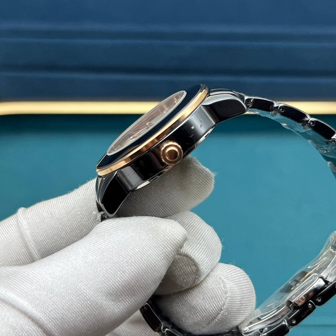 Камелия на белом циферблате CHANEL J12 Camélia 33 мм, чёрная керамика и золотистые акценты