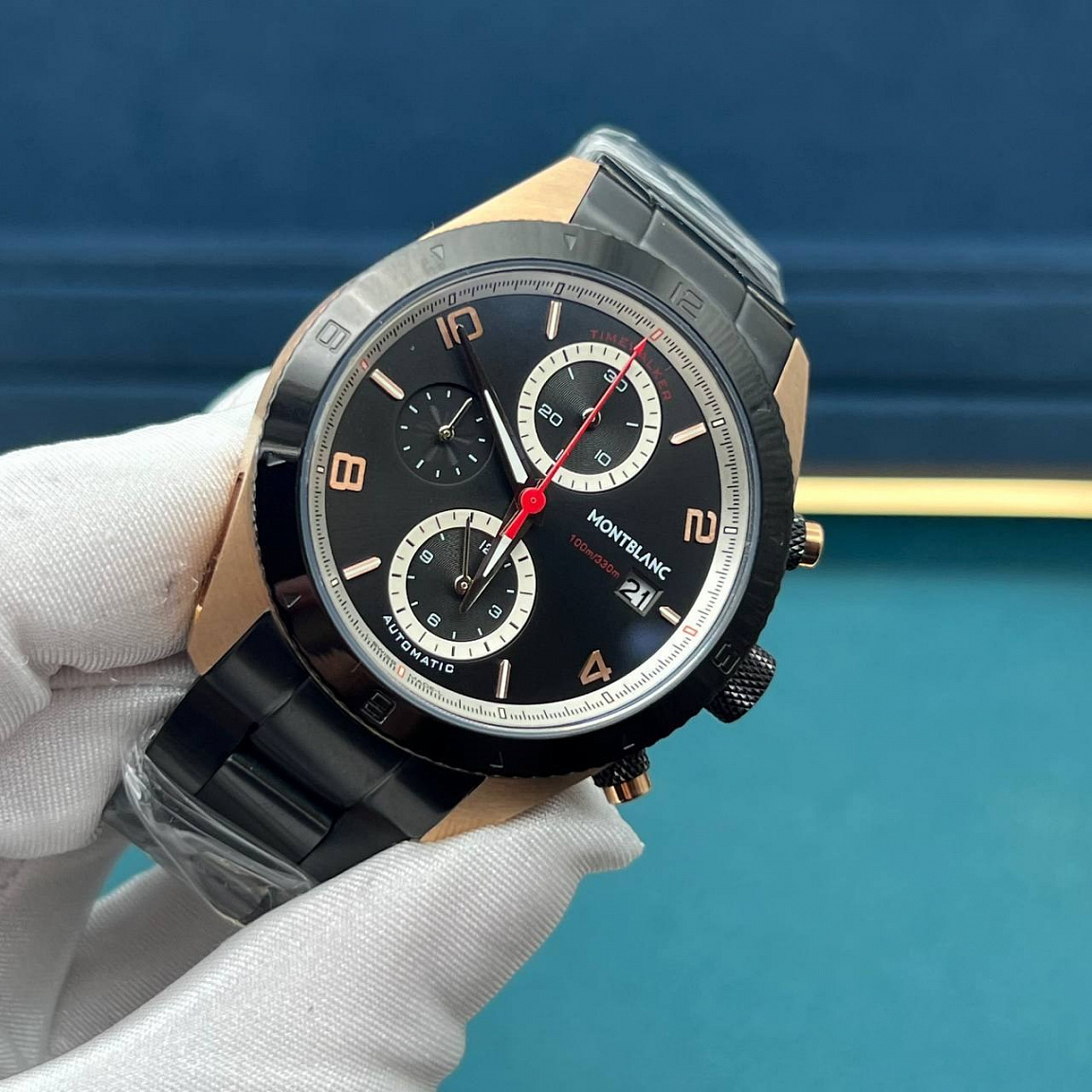 Montblanc TimeWalker Chronograph с чёрным циферблатом, золотистыми акцентами, корпусом 42 мм и браслетом из стали 316L