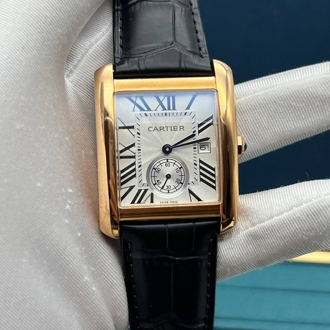 Cartier Tank 35 мм: корпусом из стали 316L, сапфировое стекло и серебристый циферблат