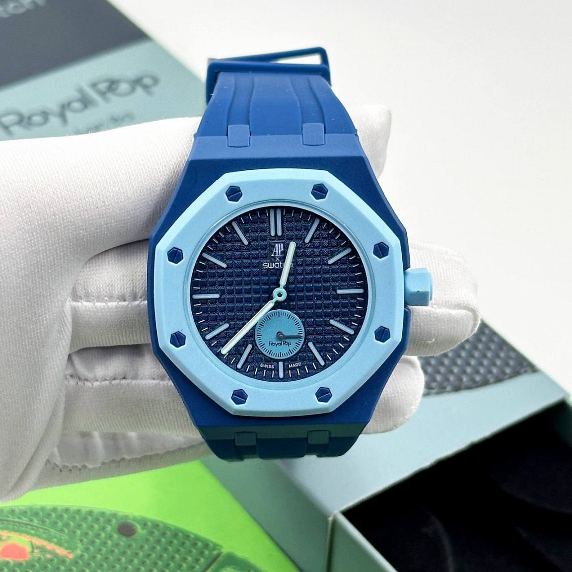 Audemars Piguet × Swatch Royal Pop Lan Bo: сине-серый рельефный циферблат со светлыми стрелками и метками