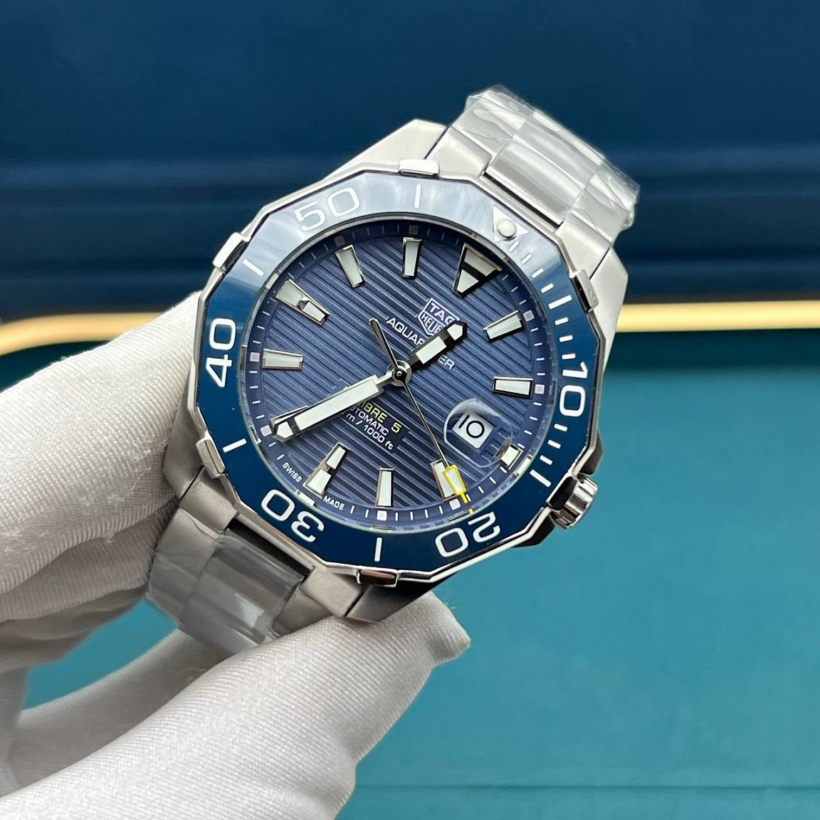 TAG Heuer Aquaracer Calibre 5 43 мм: синий циферблат, корпус и браслет из часовой полированной нержавеющей стали 316L