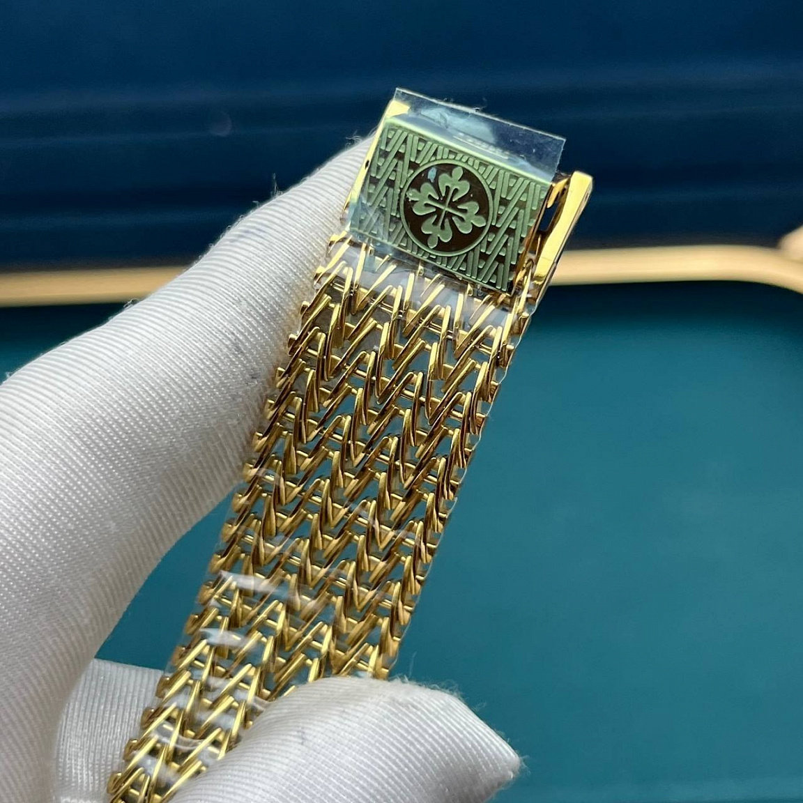 Часы Patek Philippe Golden Ellipse: серебристый циферблат с солнечным рисунком, стальной браслет с покрытием