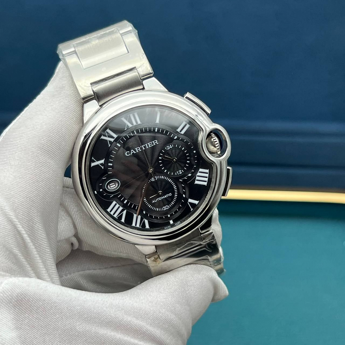 Чёрный циферблат Cartier Ballon Blue 46 мм с волнообразным узором, двумя дополнительными циферблатами и датой