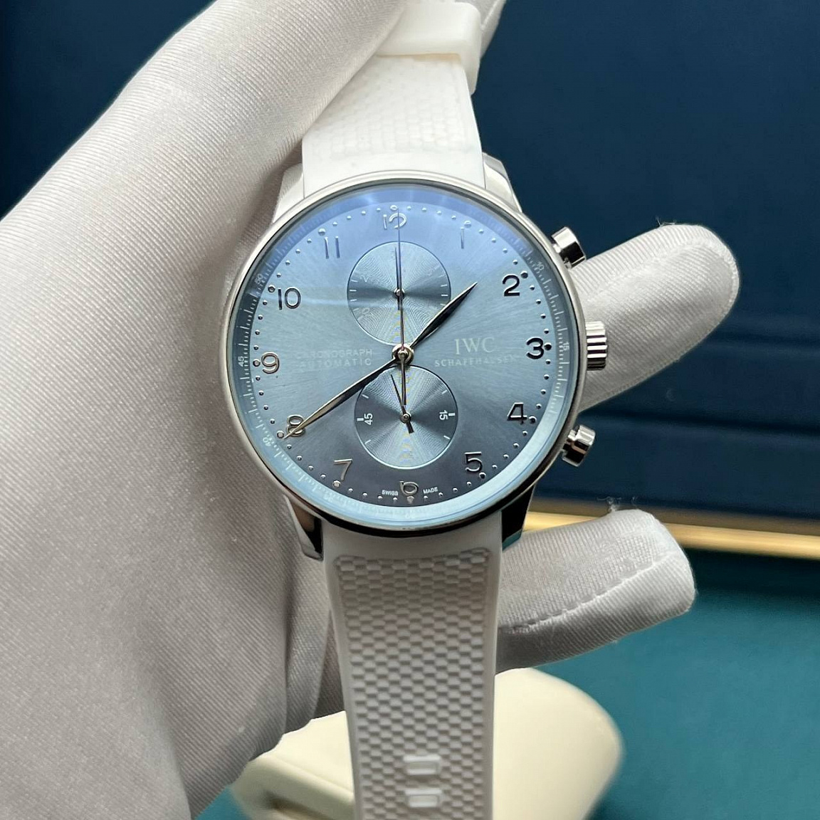 IWC Portugieser Chronograph: два малых циферблата на голубом фоне, корпус 41 мм и белый ремешок из каучука