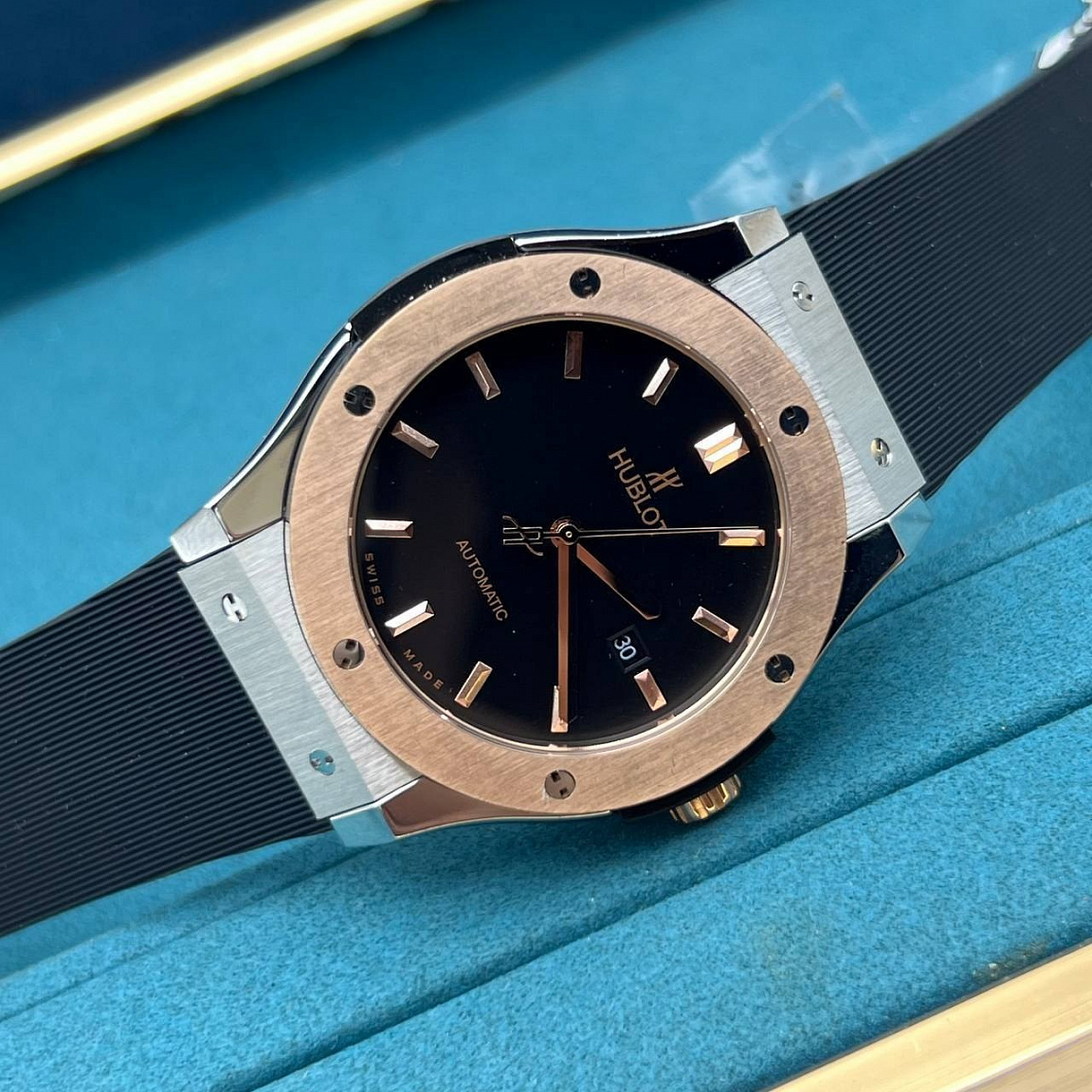 Hublot Classic Fusion 45 мм: золотистые метки на чёрном циферблате, окно даты справа и шесть винтов безеля