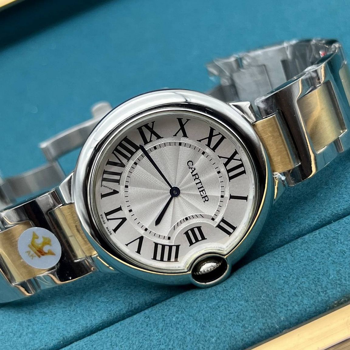 Cartier Ballon Bleu 42 мм с круглым стальным корпусом, серебристым циферблатом и тёмно-синими стрелками